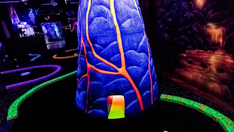 Mini-golf fluorescent à Laval sur la Rive-Nord de Montréal