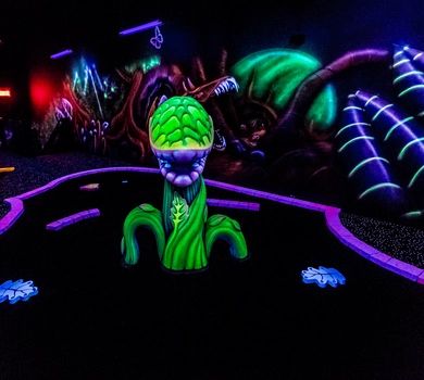 Mini-golf fluorescent à Laval sur la Rive-Nord de Montréal